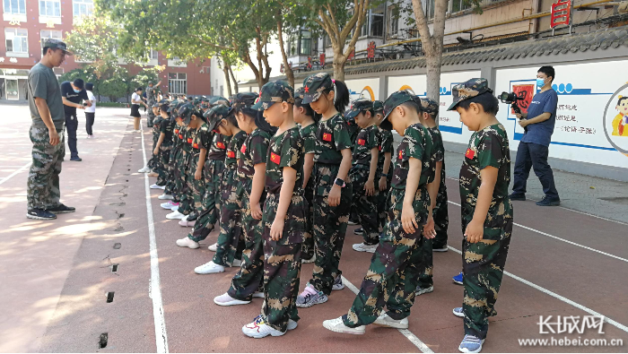 邢台市育红小学小萌娃站军姿萌翻校园