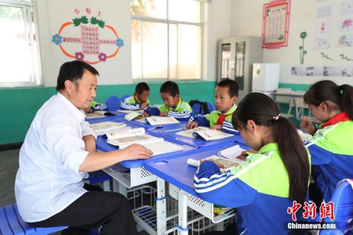资料图：甘肃省庆阳市镇原县方山乡贾山家长学校，老师正在给学生们上课。 中新社记者 于晶 摄