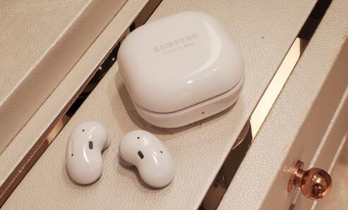 把airpods轰成渣!三星真无线降噪耳机galaxybuds live体验