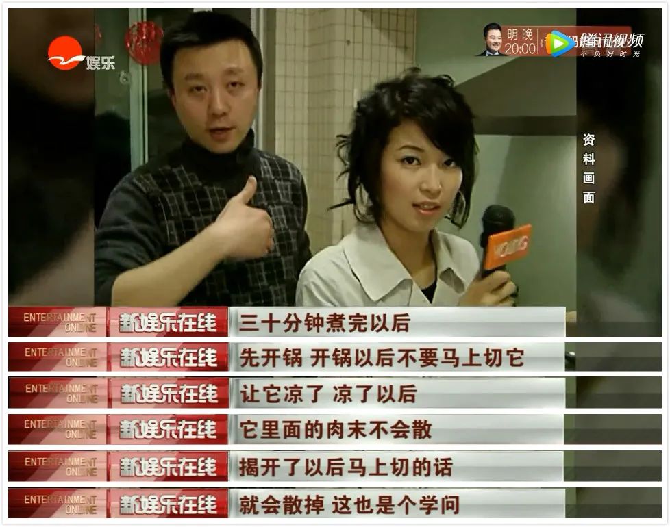 ·潘涛向节目主持人（右）介绍自己的烹制秘诀。