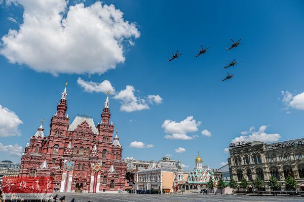 资料图片：2020年6月24日，俄军武直编队飞过俄罗斯莫斯科红场上空。（新华社发 叶甫盖尼·西尼岑摄）