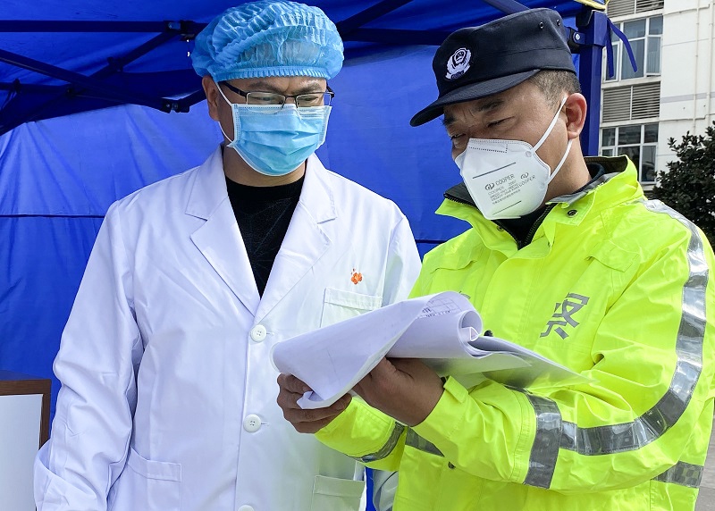 配合医疗人员开展防疫工作 供图:高新区公安分局