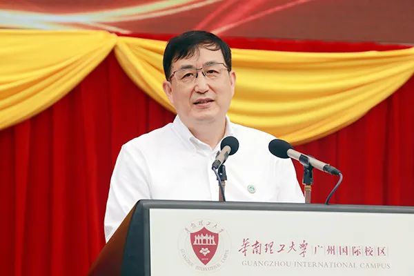 景李虎,广州市政府副市长王东,华南理工大学党委书记章熙春,校长高松