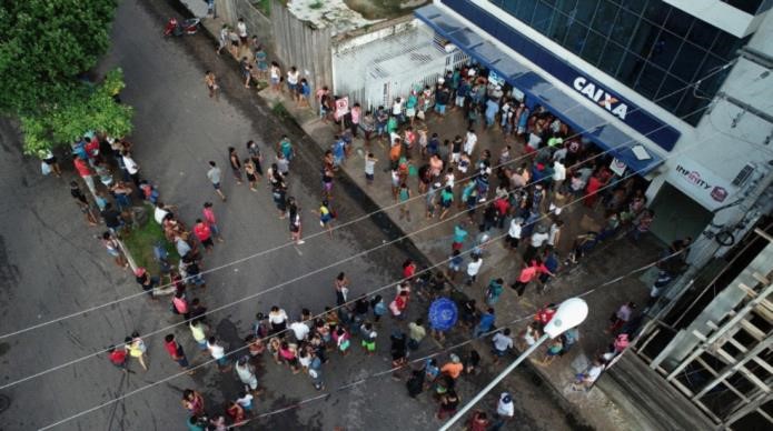 （巴西联邦储蓄银行门前等待领取紧急救助金的人群  巴西环球电视网图片）