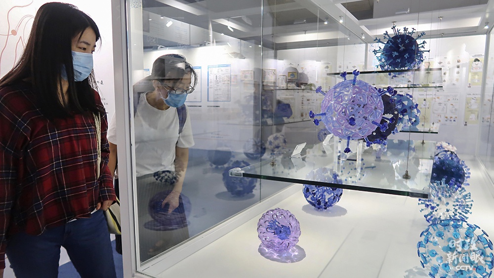 △“命运与共，携手抗疫——科技与健康同行”主题展览7月在上海科技馆开幕，这是展览现场。
