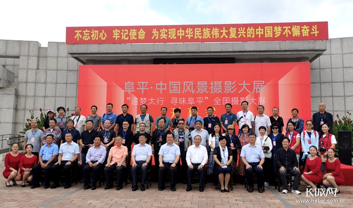 合影留念。长城网记者 郑梦婷 摄