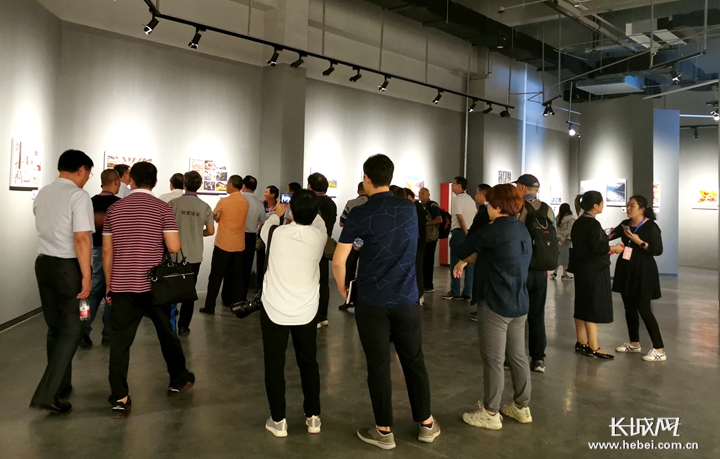 “追梦太行,寻味阜平”全国摄影大展展出现场。长城网记者 郑梦婷 摄