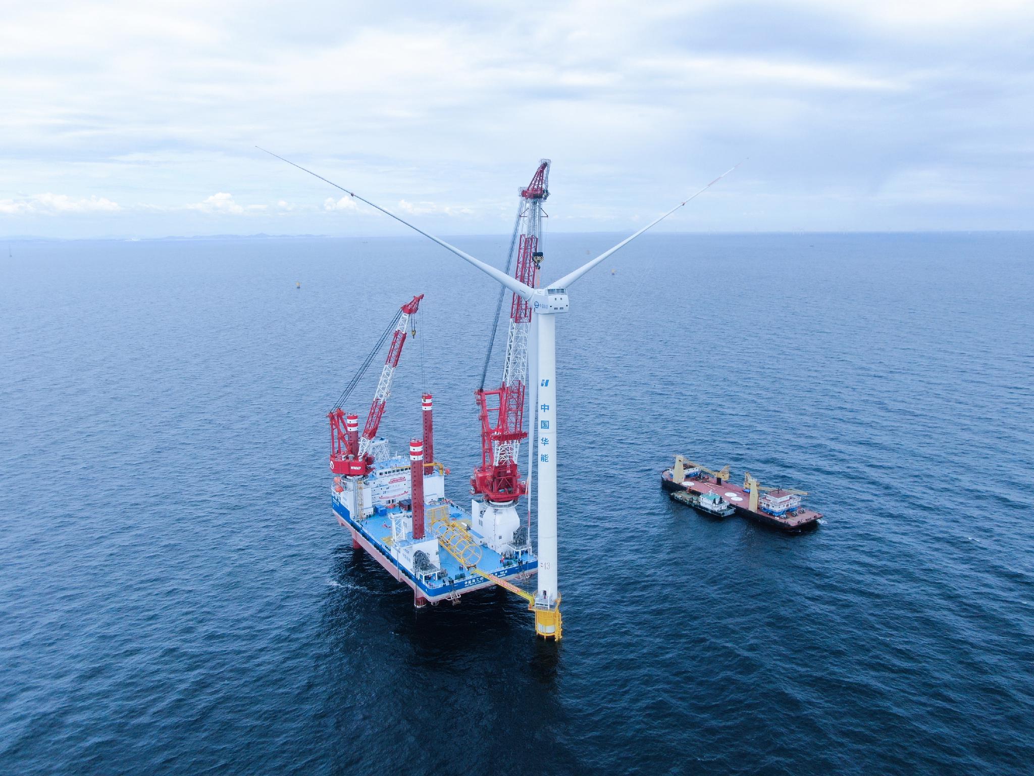 华能大连庄河海上风电ii项目首台风机顺利吊装