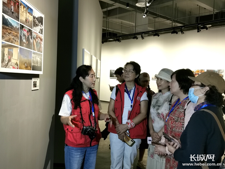 “追梦太行,寻味阜平”全国摄影大展展出现场。长城网记者 郑梦婷 摄