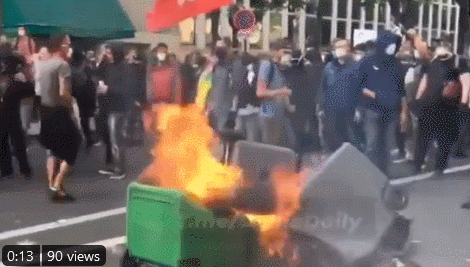 抗议者在巴黎街头焚烧垃圾桶 来源：社交媒体