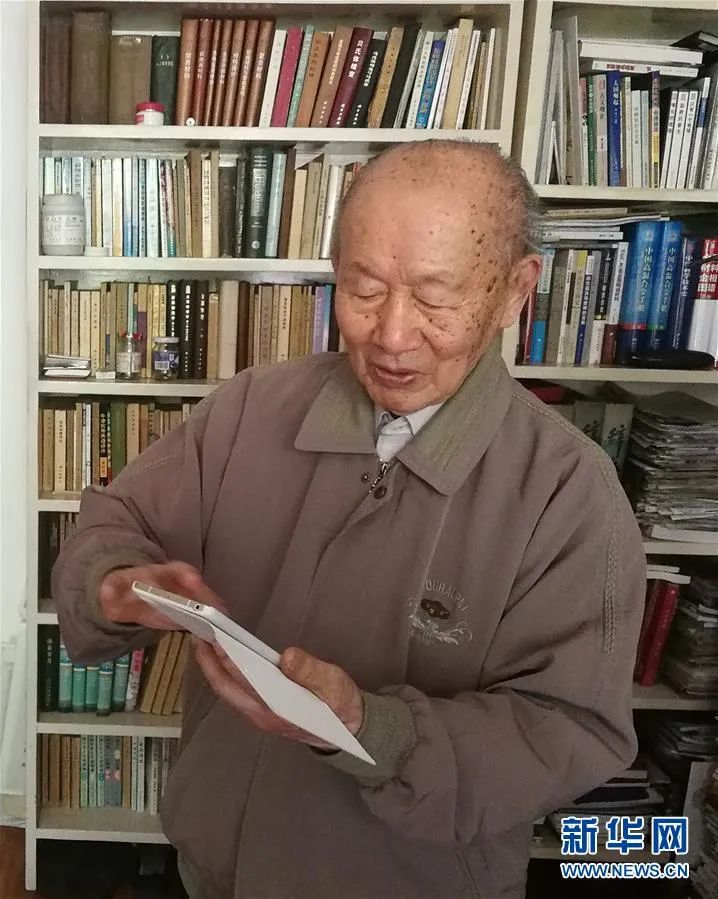 人民网|95岁院士捐款超千万!开心给记者展示自己的购物车