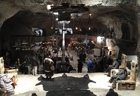 鄢陵灯光师参与了上千部国产电影拍摄，图为《林海雪原》拍摄现场