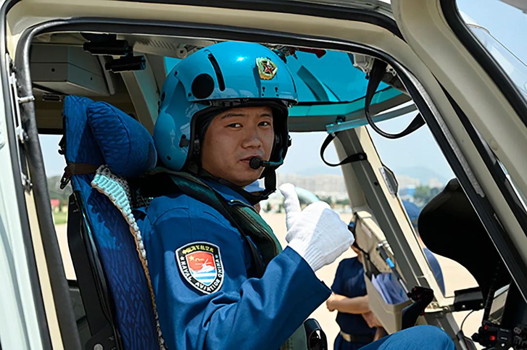 北航某直升机团新飞行员们却需要毅力和勇气的加持但雏鹰向雄鹰的蜕