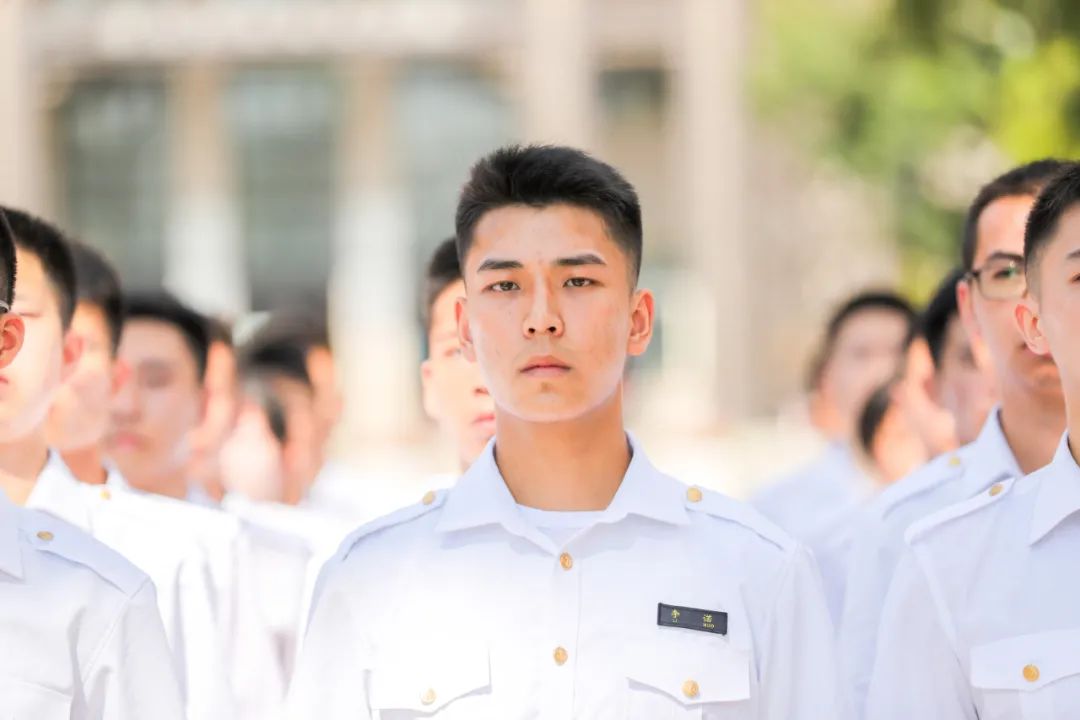 而此刻电航楼前的广场,刚刚开始一场紧张的考核……来源:大连海事大学