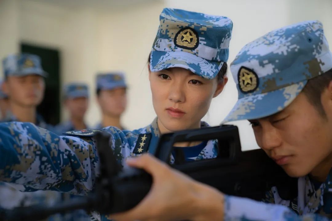 速来围观这位男兵连的女连长到底有多飒