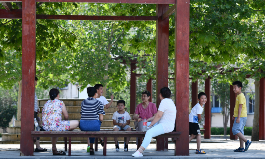 天津市西青区精武镇付村富家湾小区的居民在凉亭休息(图片来源:歇华