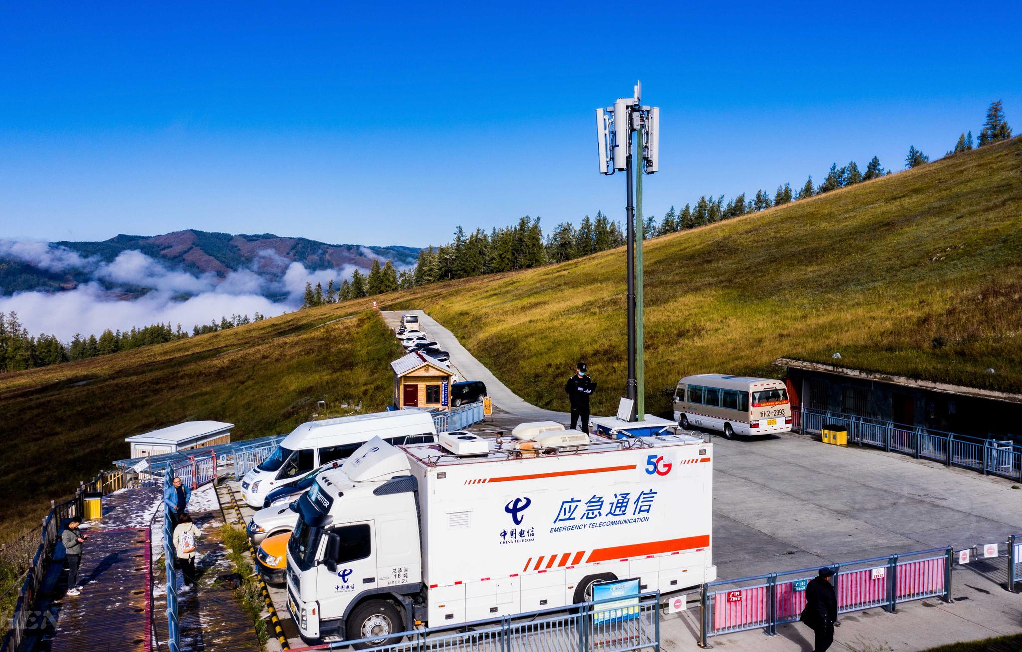 图4 喀纳斯景区内的新疆电信应急通信车