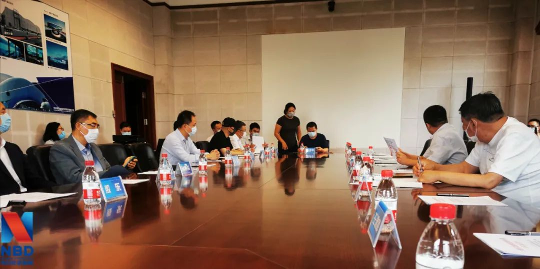 9月7日下午召开的股东大会现场，图中央落座的是杨子平