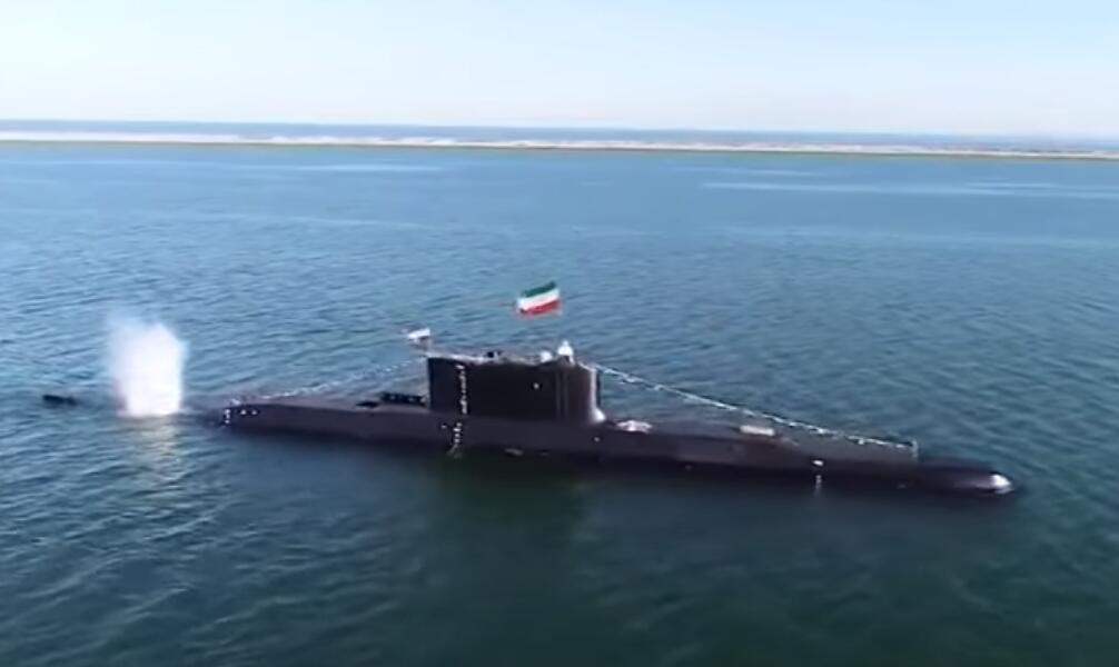 伊朗新型国产潜艇在海上航行画面