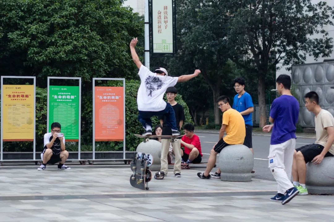 ▲新生观看滑板协会成员“秀技”（彭雨格 摄）