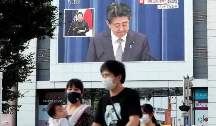 当地时间8月28日下午5时许，日本首相安倍晋三在新闻发布会上，宣布辞去首相职务。图为户外大屏幕播放新闻发布会。