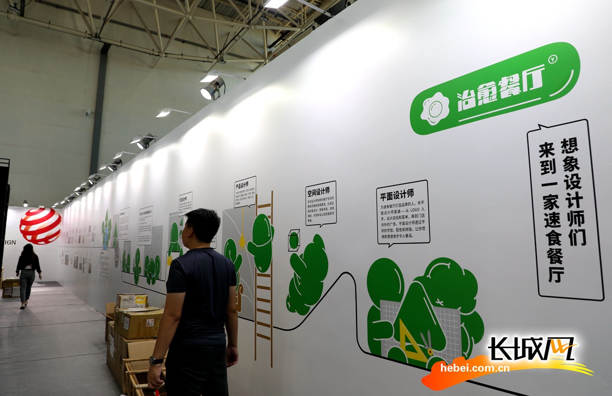 以环保为主题的创意设计作品展示区.