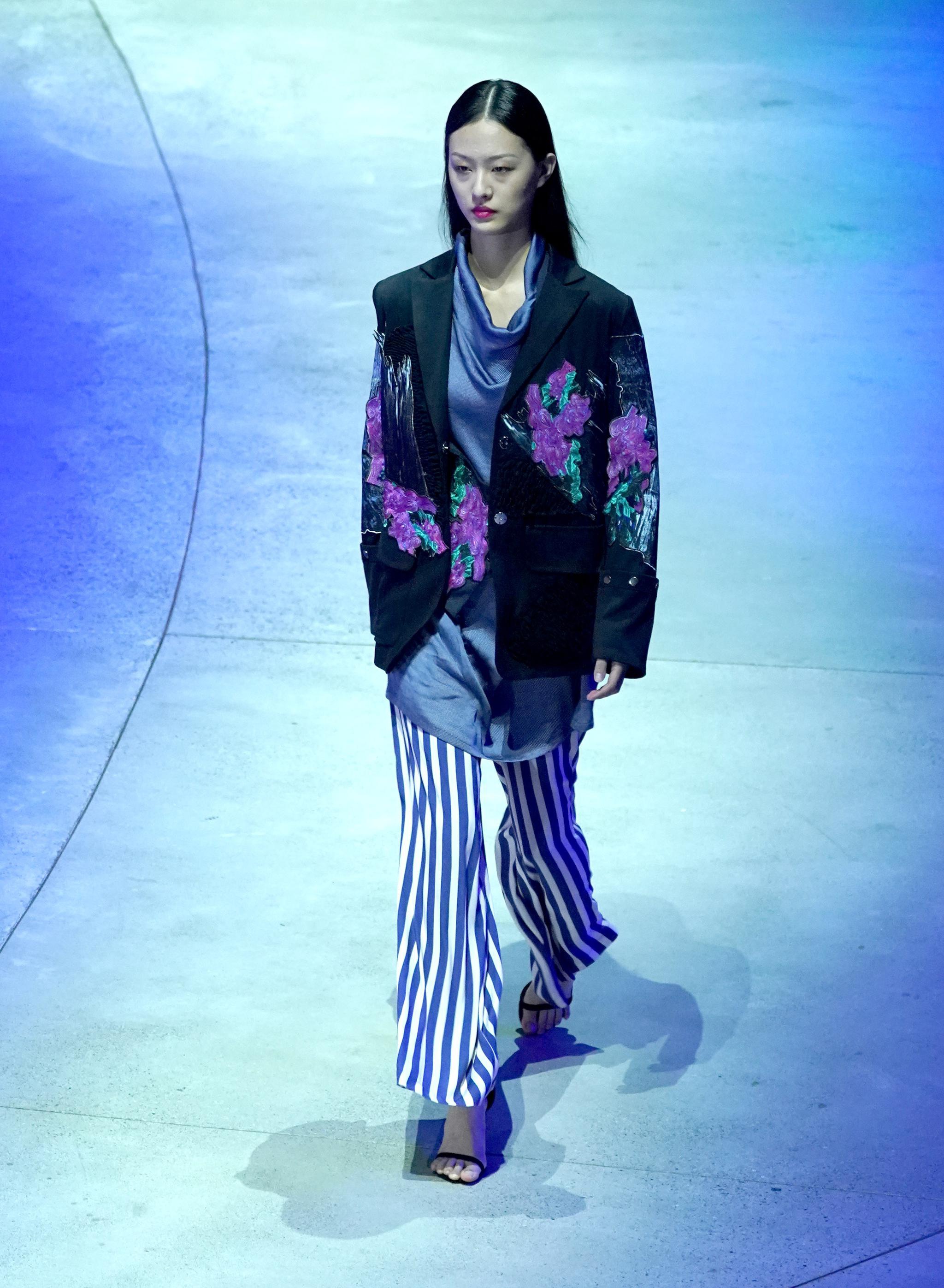 9月15日,模特在北京首钢园举行的2020北京时装周开幕秀上,展示著名