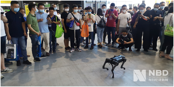 观众驻足观看杭州宇树科技有限公司的机器狗表演   图片来源：每经记者 夏冰 摄