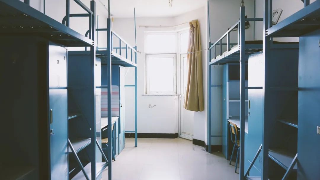 学生宿舍报志愿时,我妈妈让我选文科类院校,觉得女孩子应该当老师.
