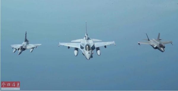 资料图片:美空军F-35A隐身战机(最右)与阿联酋空军F-16E战机(中)联合巡航。(美空军官网)