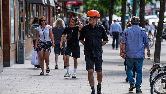 欧洲疫情汹涌重来瑞典人暂时幸免靠自觉