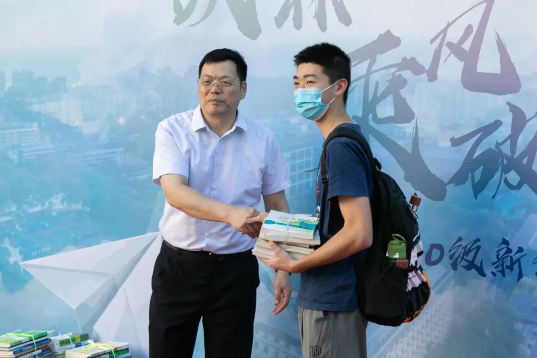 副书记孙信丽,副校长骆有庆以及相关职能部门负责人等来到迎新现场