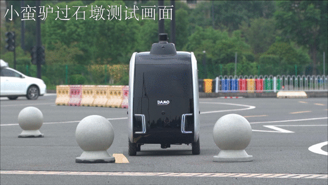 图| 小蛮驴过石墩测试画面（来源：云栖大会）