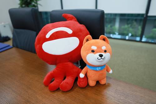 饿了么副总裁刘晓菲女士将代表旗下饿了么的吉祥物"饿小宝"公仔赠给