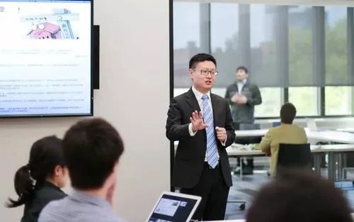 香港置地中国区总裁凌常峰朱荣斌,清华大学土木工程系毕业,硕士学位.