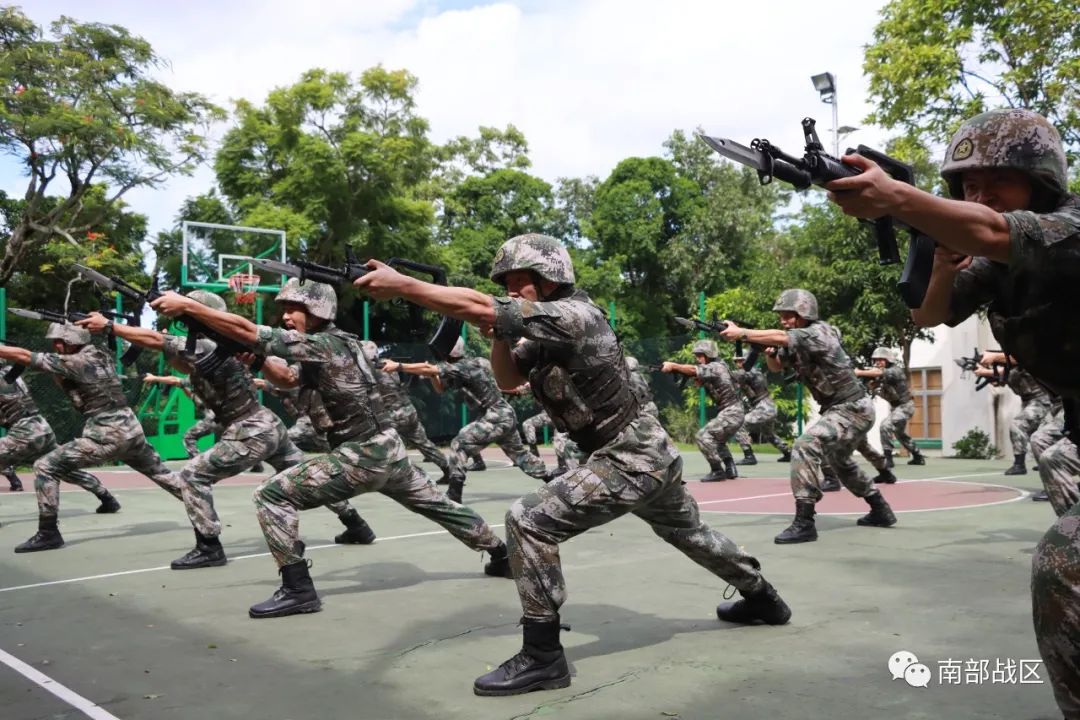 紧张有序地冲出排房官兵闻声而动驻香港部队某旅密云尖刀连一声悠长的