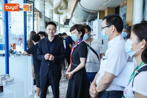 【深圳市前海深港现代服务业合作区管理局副局长张非梦了解涂鸦产品】