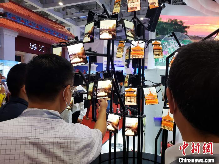 济南展区展示的高科技产品——柔性屏吸引众人围观。　邱江波 摄