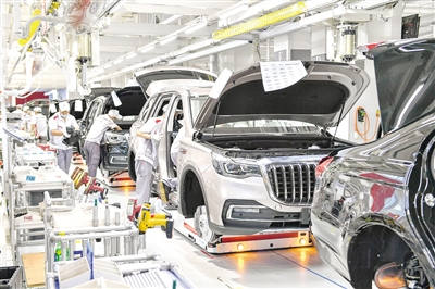 在位于长春的一汽红旗总装车间,工人装配车辆.