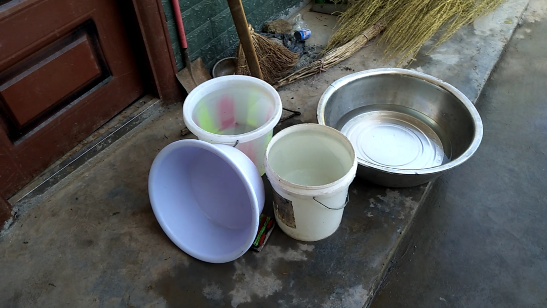书台村村民用这些桶盆来往返挑水。田傲云/拍摄