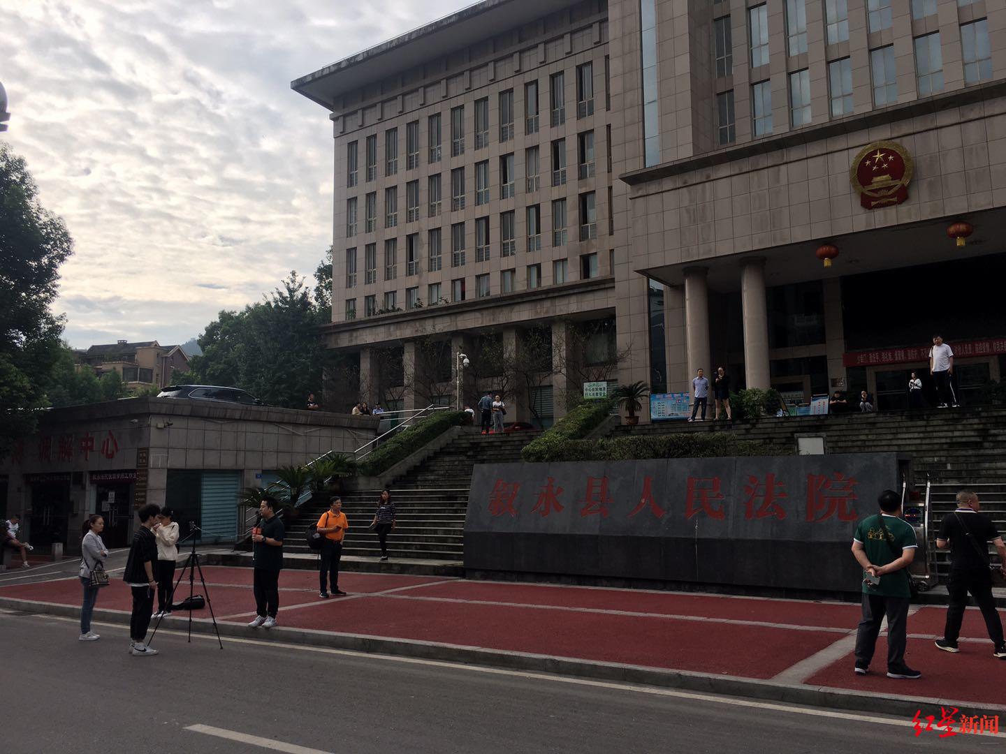 成都商报|谭松韵妈妈被撞身亡案今日一审宣判：谭松韵进入法院