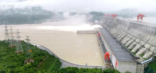　　▲ 长江2020年第2号洪水通过三峡枢纽工程。摄影：郑斌