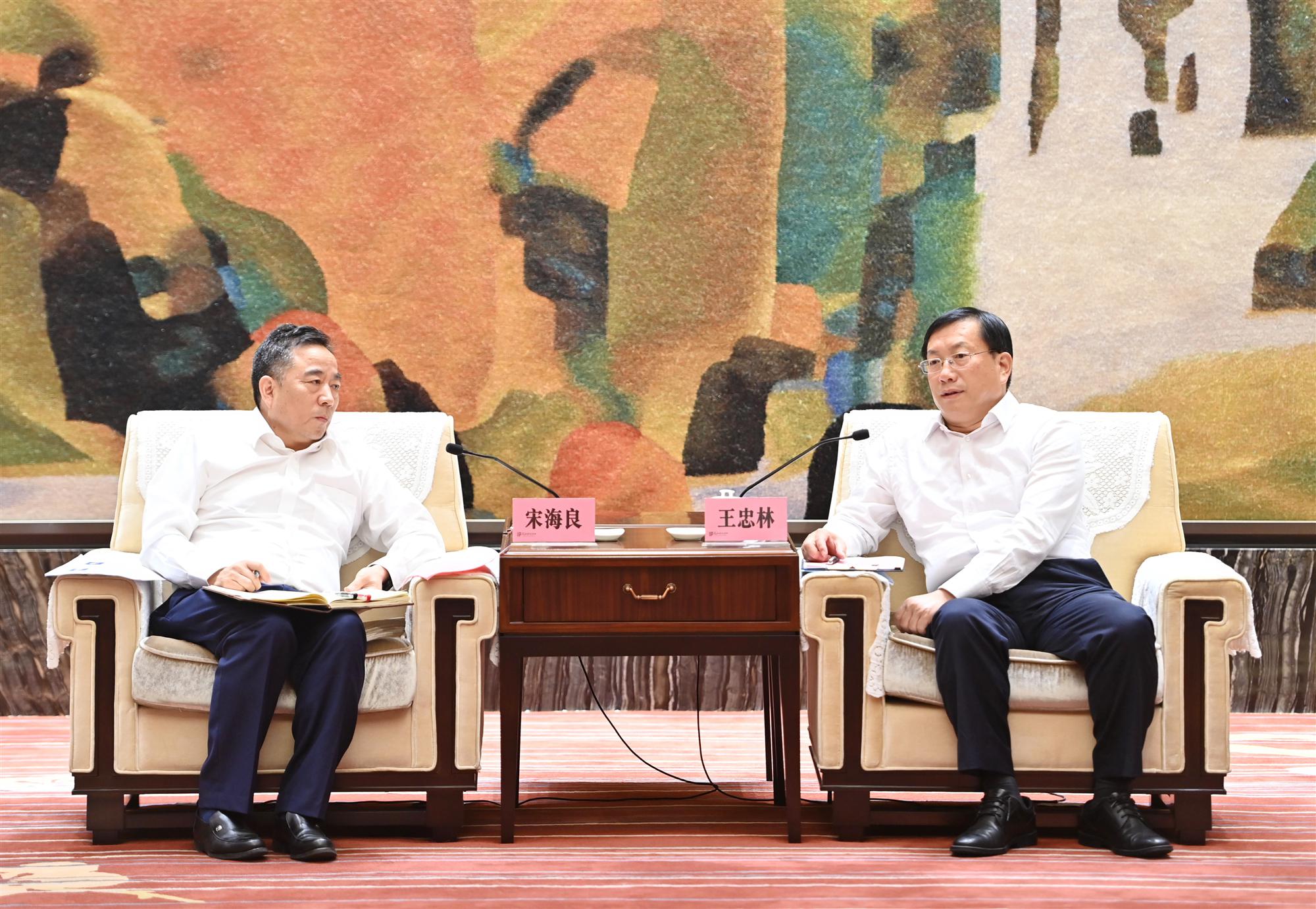 宋海良拜会武汉市委书记王忠林市长周先旺