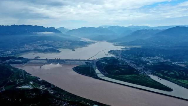 　　▲ 长江2020年第1号洪水通过三峡枢纽工程。摄影：汤伟