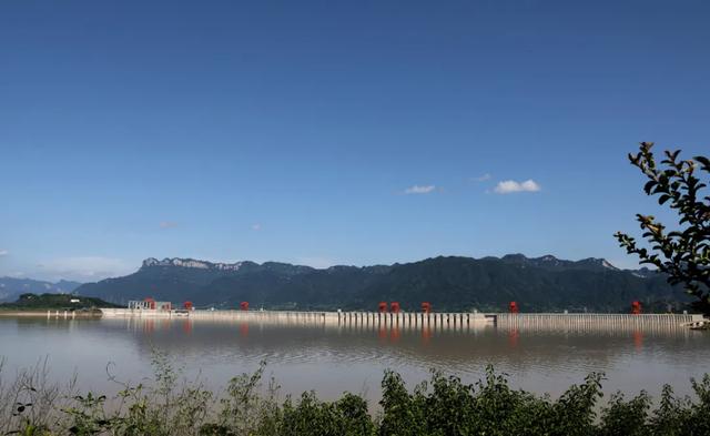 　　▲ 三峡大坝正在拦蓄长江2020年第3号洪水。摄影：莫祖凤
