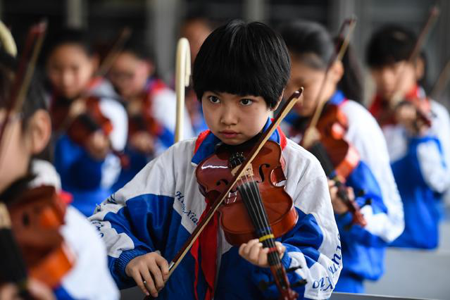 黄桥小学的学生正在上小提琴课 图片来源：新华社
