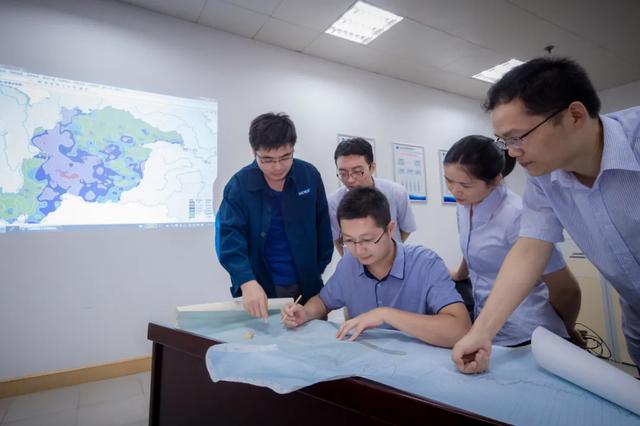 　　▲ 长江电力三峡梯调中心人员讨论三峡枢纽工程的防洪调度方案。