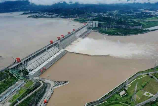 　　▲ 8月20日长江2020年第5号洪水洪峰抵达三峡枢纽工程。摄影：汤伟