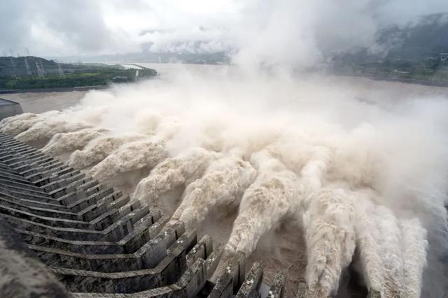 　　▲ 8月22日，三峡大坝泄洪场景。摄影：黄正平