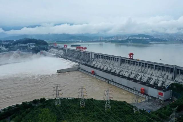 　　▲ 三峡工程迎战长江2020年第2号洪水。摄影：汤伟